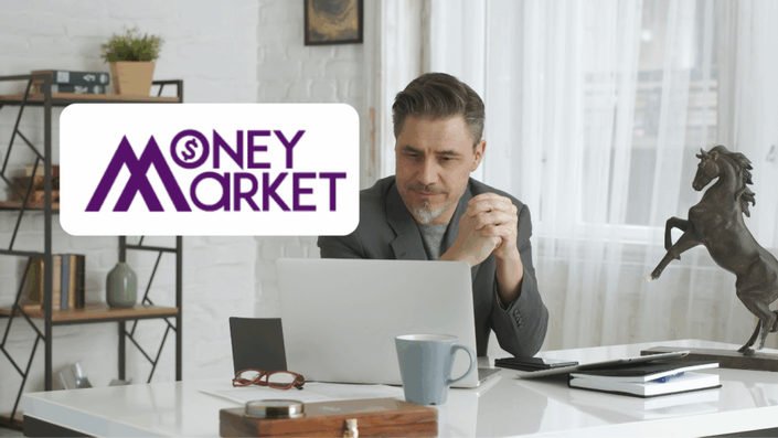 Hombre maduro trabajando en su laptop en casa, con el logo de Money Market destacado en la imagen.