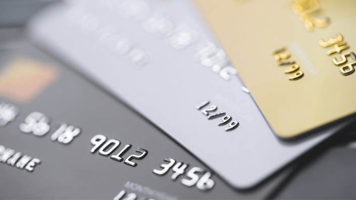 Varios niveles de tarjetas de crédito, mostrando las tarjetas de crédito premium y sus detalles visuales.
