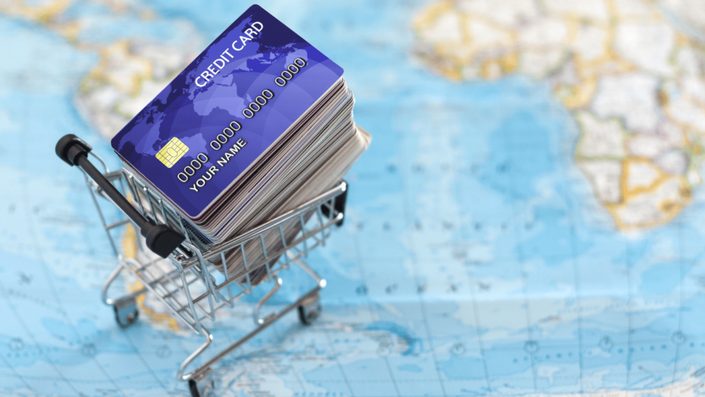 Un carrito de compras con múltiples tarjetas de crédito, mostrando cómo la acumulación de tarjetas puede ser uno de los errores comunes al usar tarjetas de crédito.