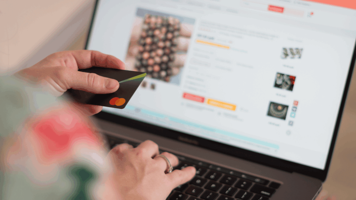 Pantalla de una tienda mexicana, después de pesquisas, resaltando estrategias de ahorrar dinero en compras en línea.