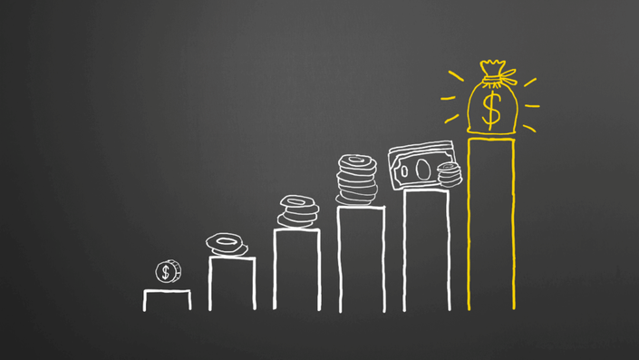 Un gráfico de barras dibujado en una pizarra negra, mostrando el crecimiento de dinero desde monedas hasta billetes y una bolsa de dinero brillante en la barra más alta. La imagen ilustra visualmente el concepto de acumular un fondo de emergencia, destacando el progreso y el objetivo final de tener una reserva financiera sólida.