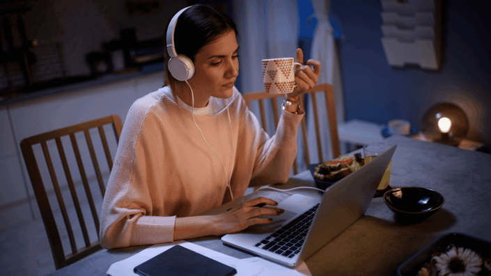 Mujer trabajando desde casa en su laptop para invertir poco dinero en un pequeño negocio propio.